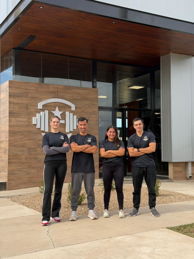 Equipo de entrenadores de Premium Gym frente al gimnasio